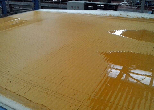 橡膠帶式過濾機(jī)運(yùn)行中 橡膠帶式過濾機(jī)運(yùn)行中